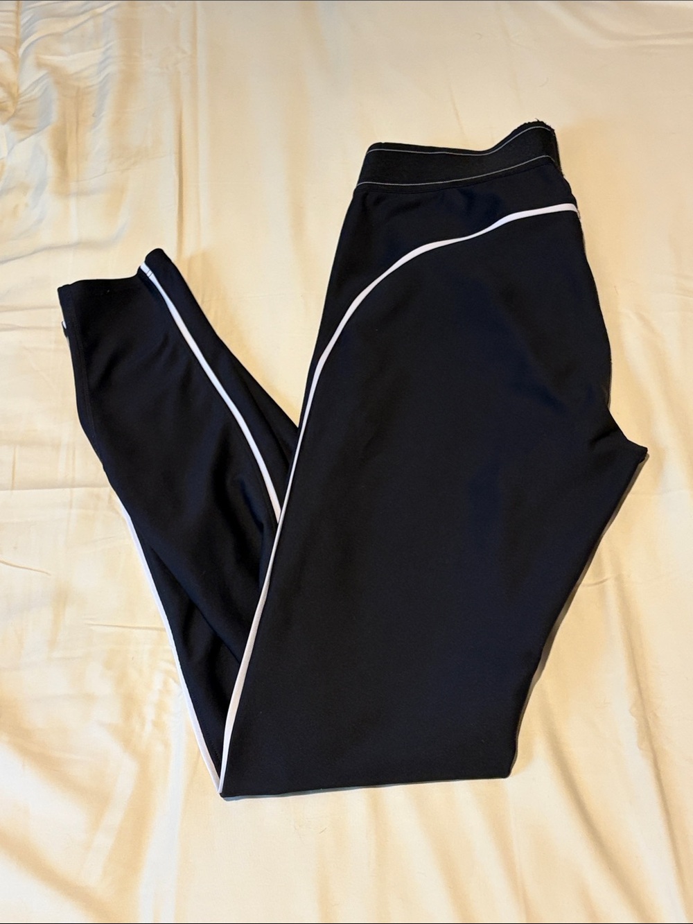 ALO Yoga Black & White Logo Active Legging Tag